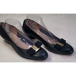 Salvatore Ferragamo Vera Vara Navy Bow Pumps w/ Gold Accent Sz 9B VTG